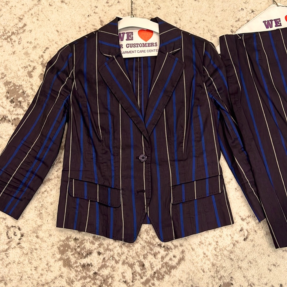 Beautiful Womens 2 piece skirt and jacket By Yansi Fugel